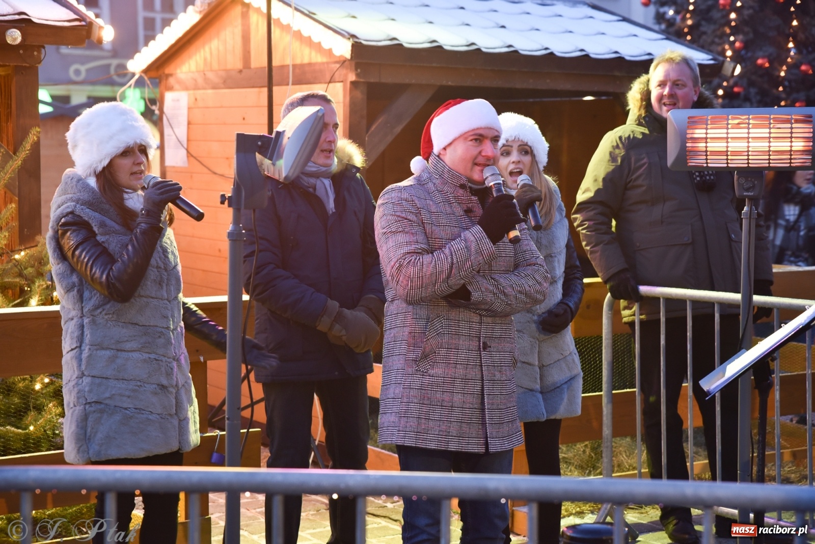 Zdjęcie w galerii na portalu naszraciborz.pl: Świąteczne kolędowanie na raciborskim Rynku [FOTO i WIDEO] wiadomości z regionu