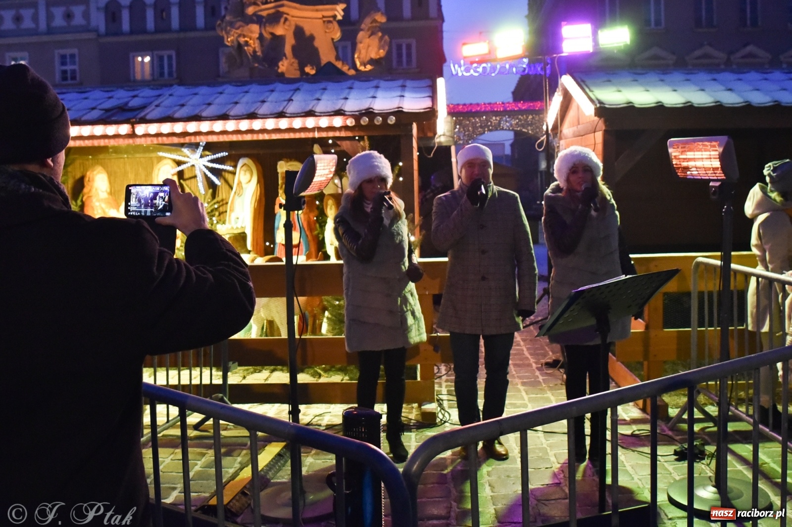 Zdjęcie w galerii na portalu naszraciborz.pl: Świąteczne kolędowanie na raciborskim Rynku [FOTO i WIDEO] wiadomości z regionu
