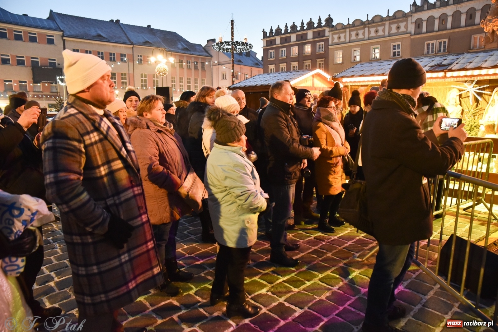 Zdjęcie w galerii na portalu naszraciborz.pl: Świąteczne kolędowanie na raciborskim Rynku [FOTO i WIDEO] wiadomości z regionu
