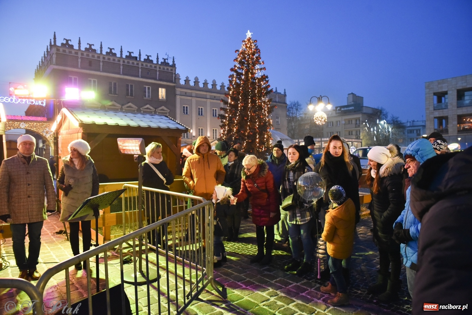 Zdjęcie w galerii na portalu naszraciborz.pl: Świąteczne kolędowanie na raciborskim Rynku [FOTO i WIDEO] wiadomości z regionu