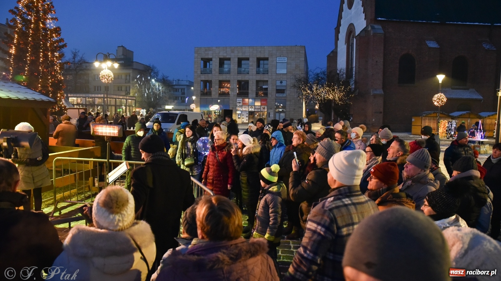 Zdjęcie w galerii na portalu naszraciborz.pl: Świąteczne kolędowanie na raciborskim Rynku [FOTO i WIDEO] wiadomości z regionu