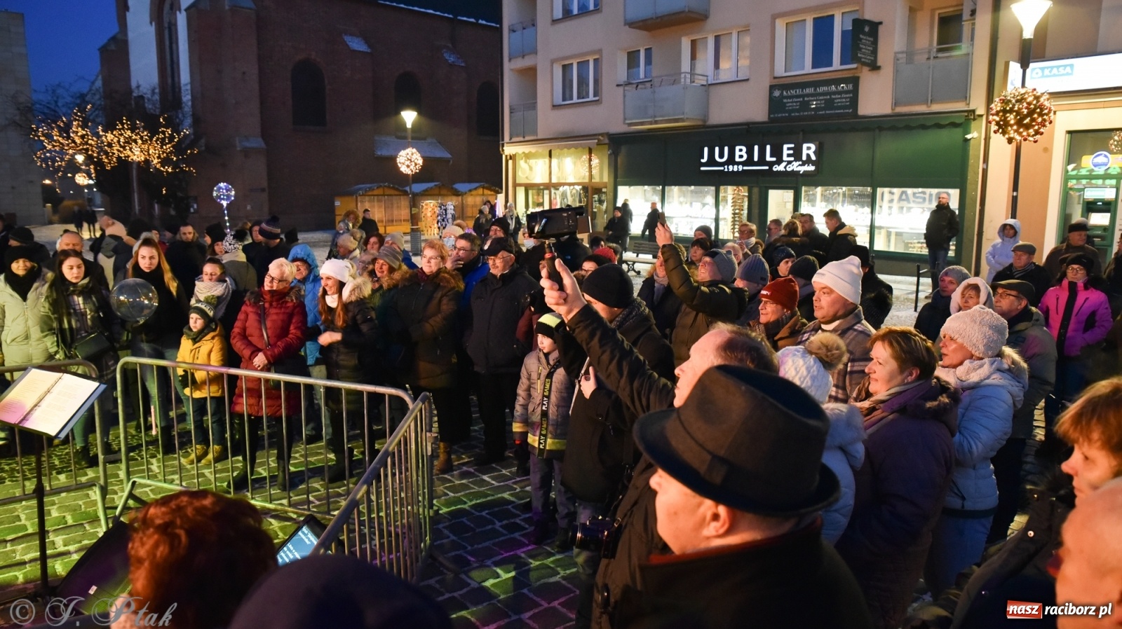Zdjęcie w galerii na portalu naszraciborz.pl: Świąteczne kolędowanie na raciborskim Rynku [FOTO i WIDEO] wiadomości z regionu