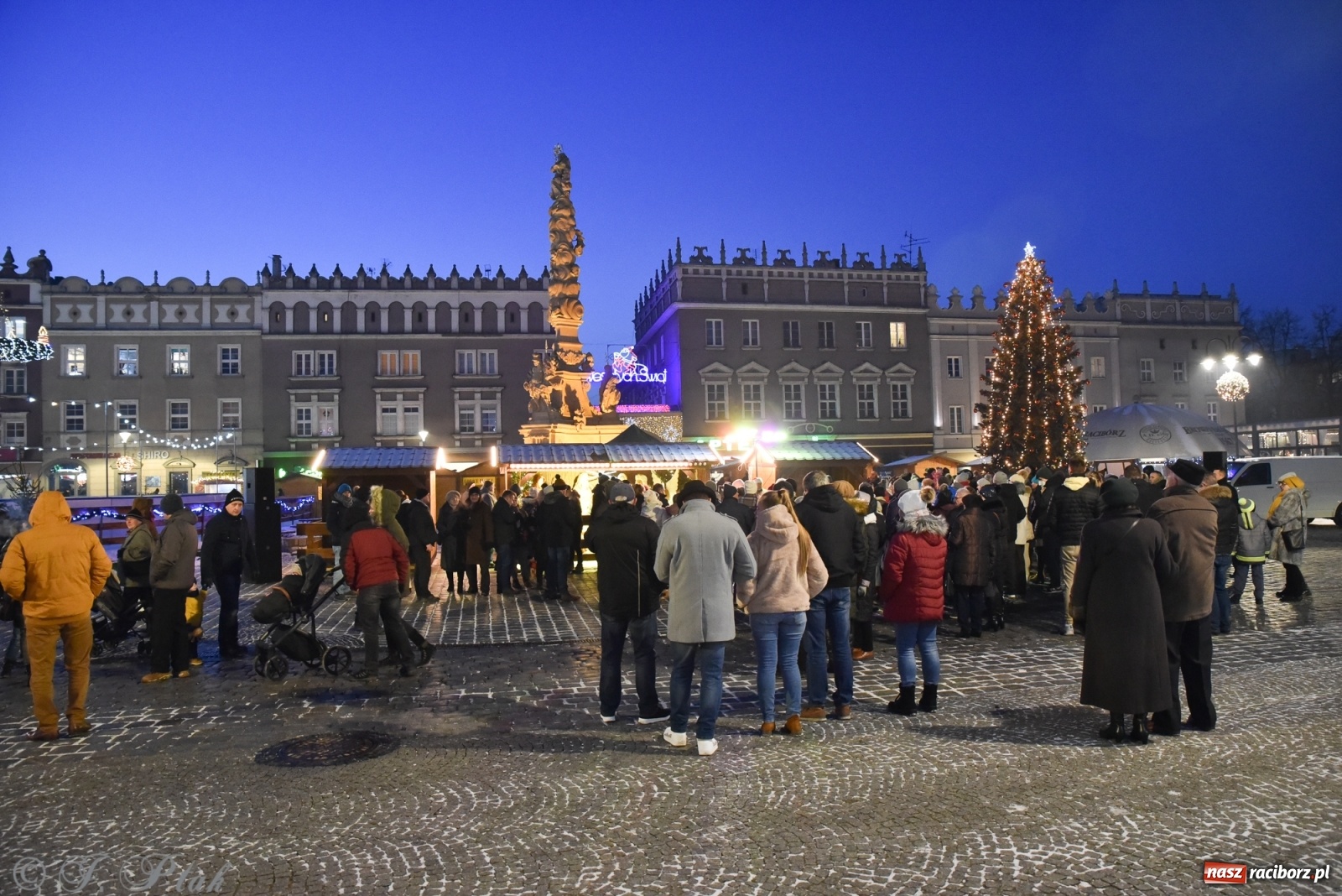 Zdjęcie w galerii na portalu naszraciborz.pl: Świąteczne kolędowanie na raciborskim Rynku [FOTO i WIDEO] wiadomości z regionu
