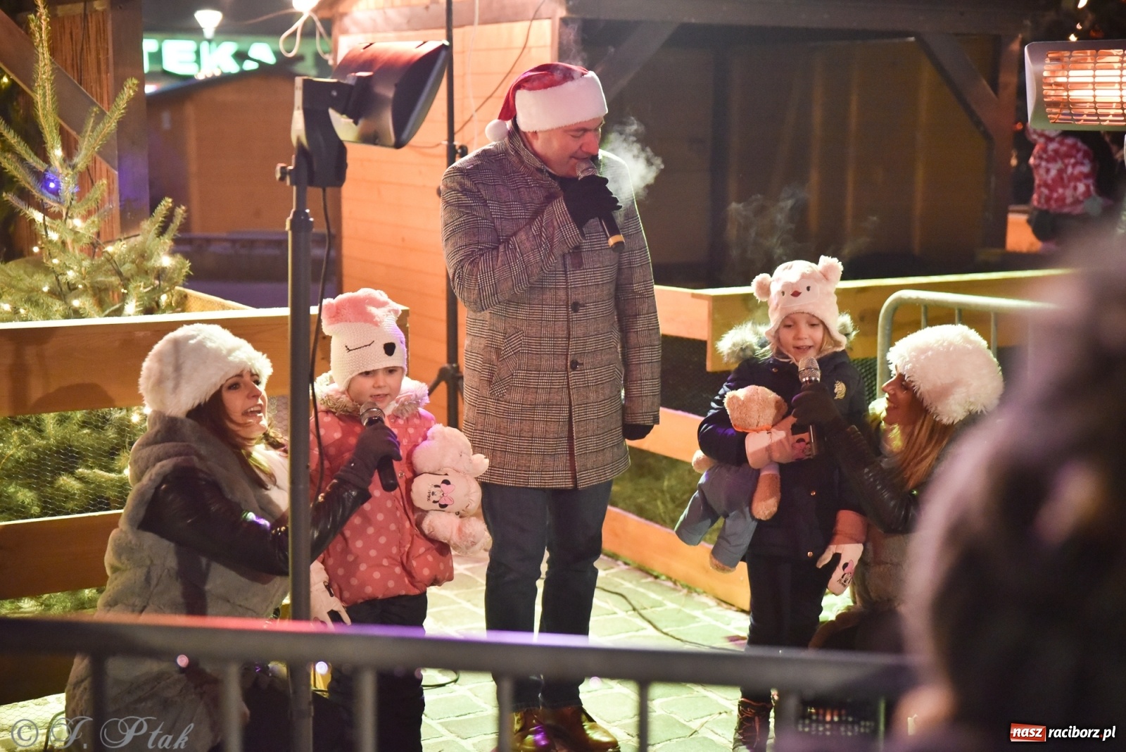 Zdjęcie w galerii na portalu naszraciborz.pl: Świąteczne kolędowanie na raciborskim Rynku [FOTO i WIDEO] wiadomości z regionu