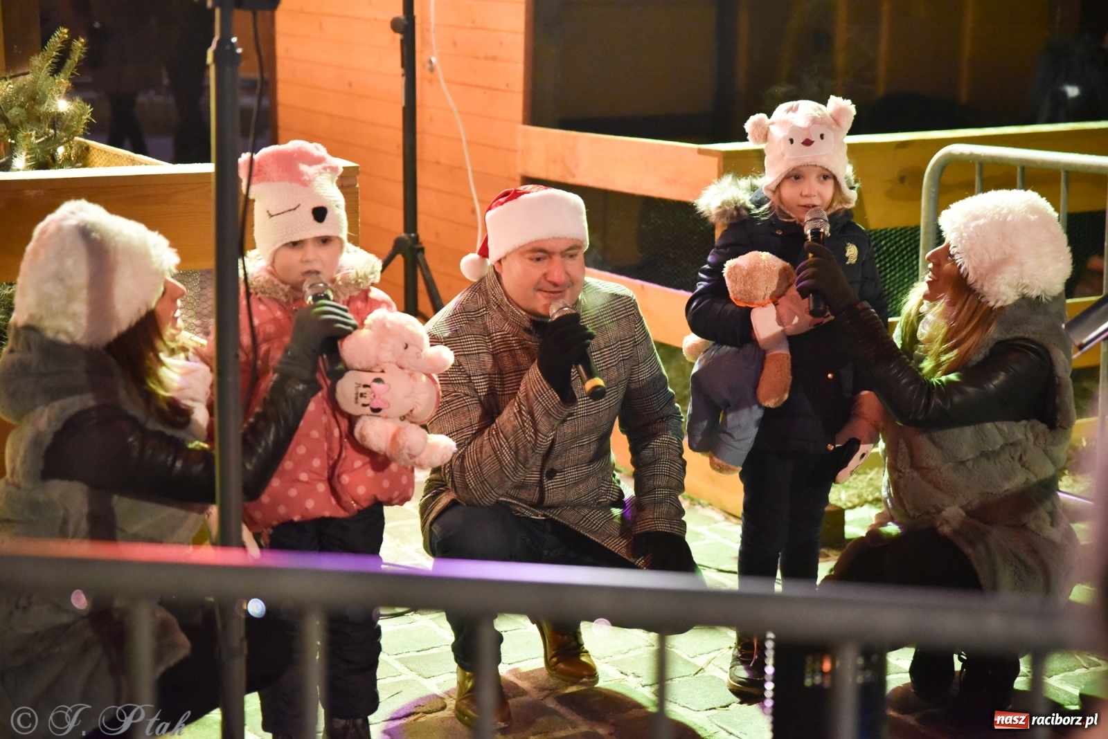 Zdjęcie w galerii na portalu naszraciborz.pl: Świąteczne kolędowanie na raciborskim Rynku [FOTO i WIDEO] wiadomości z regionu