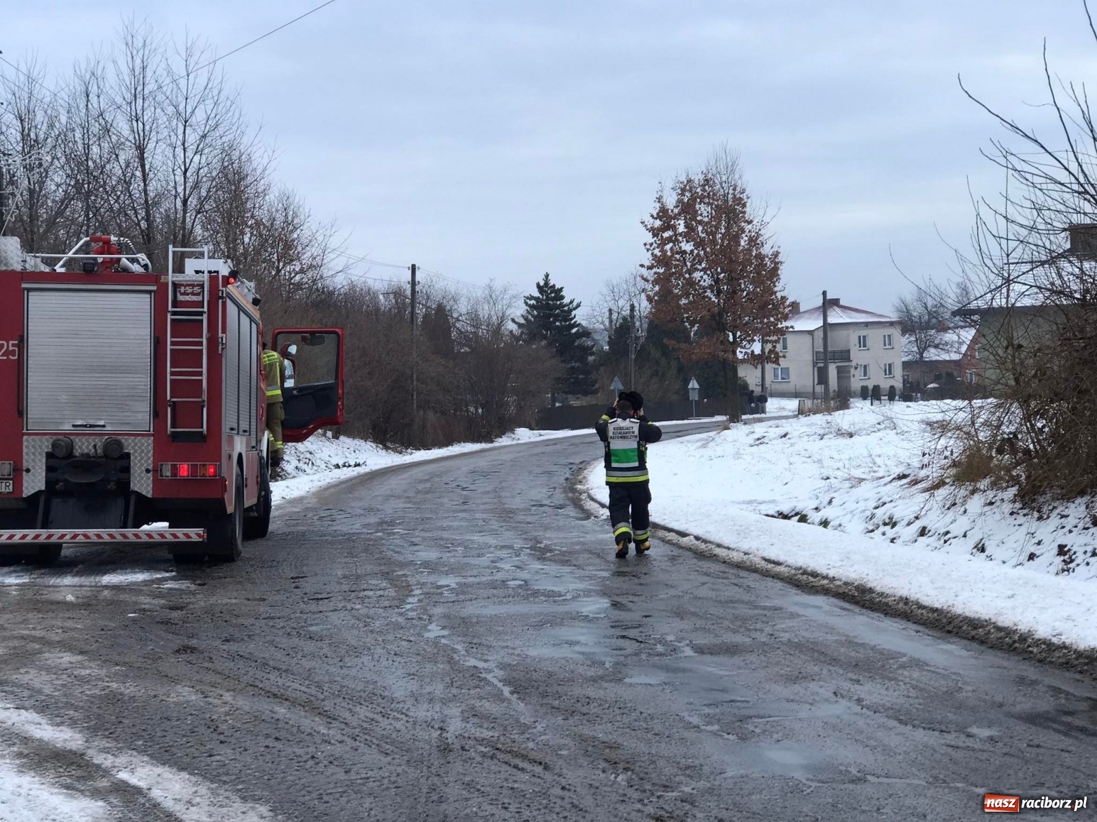 Zdjęcie w galerii na portalu naszraciborz.pl: Mężczyzna pod zawalonym stropem - strażacy ruszyli do akcji w Łańcach [FOTO] wiadomości z regionu
