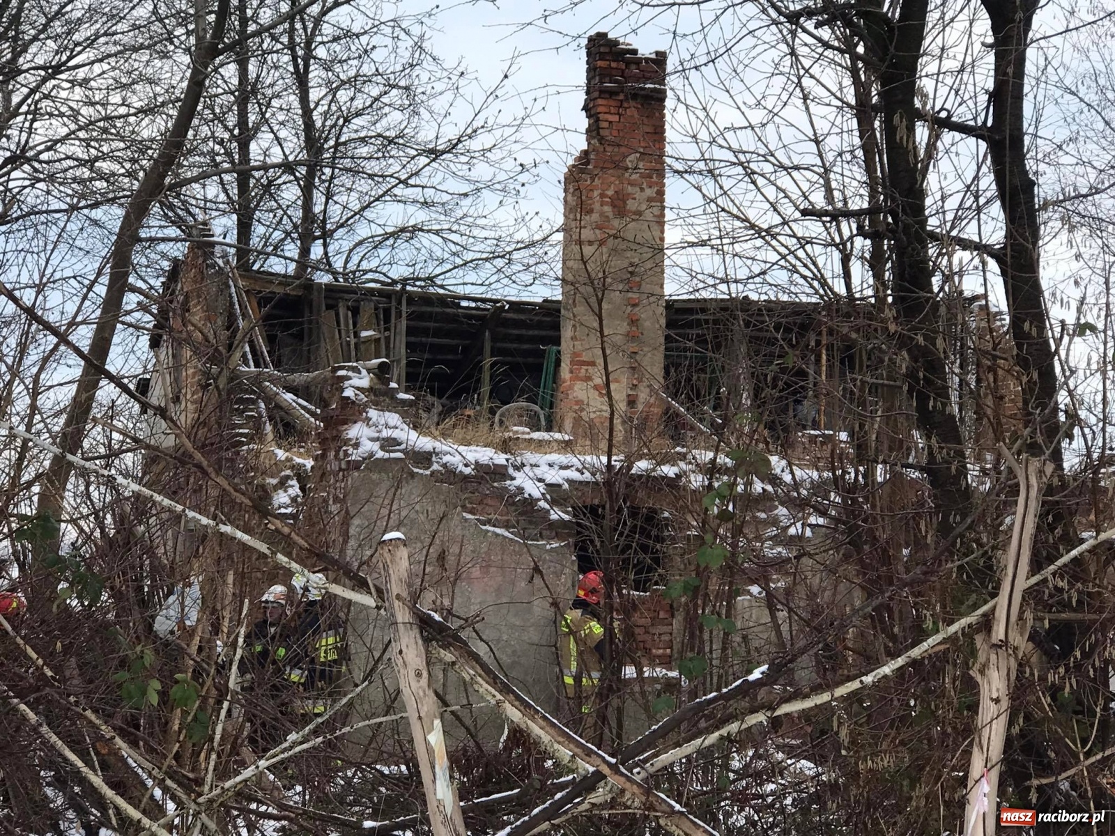 Zdjęcie w galerii na portalu naszraciborz.pl: Mężczyzna pod zawalonym stropem - strażacy ruszyli do akcji w Łańcach [FOTO] wiadomości z regionu