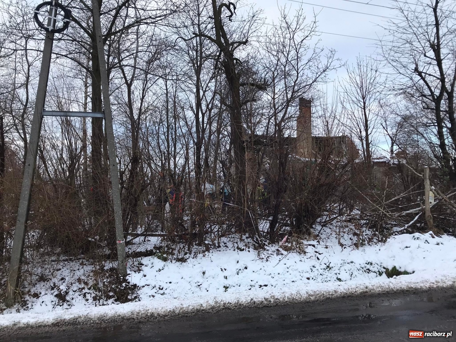Zdjęcie w galerii na portalu naszraciborz.pl: Mężczyzna pod zawalonym stropem - strażacy ruszyli do akcji w Łańcach [FOTO] wiadomości z regionu