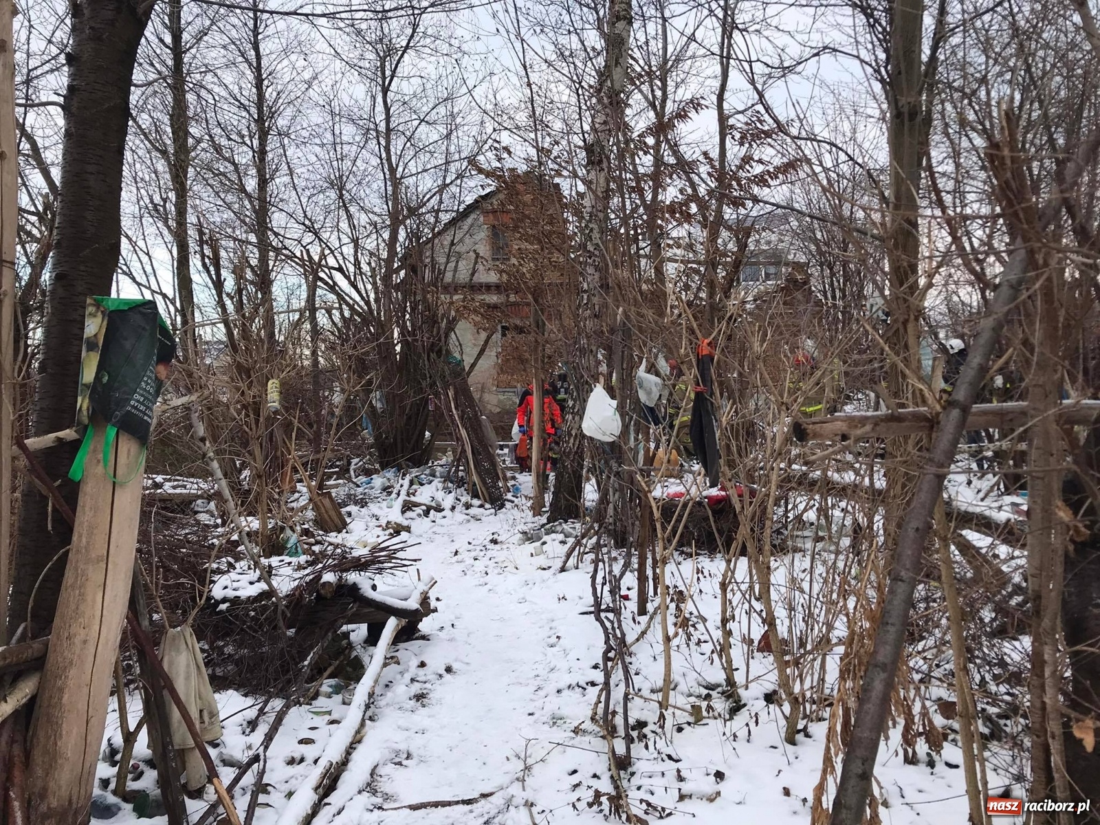 Zdjęcie w galerii na portalu naszraciborz.pl: Mężczyzna pod zawalonym stropem - strażacy ruszyli do akcji w Łańcach [FOTO] wiadomości z regionu