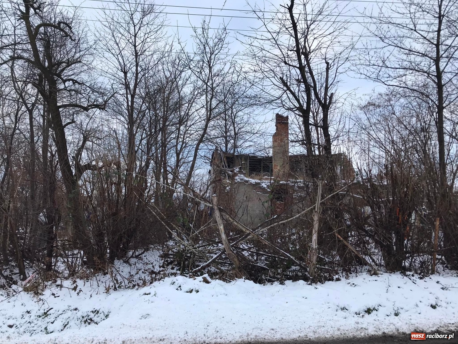Zdjęcie w galerii na portalu naszraciborz.pl: Mężczyzna pod zawalonym stropem - strażacy ruszyli do akcji w Łańcach [FOTO] wiadomości z regionu