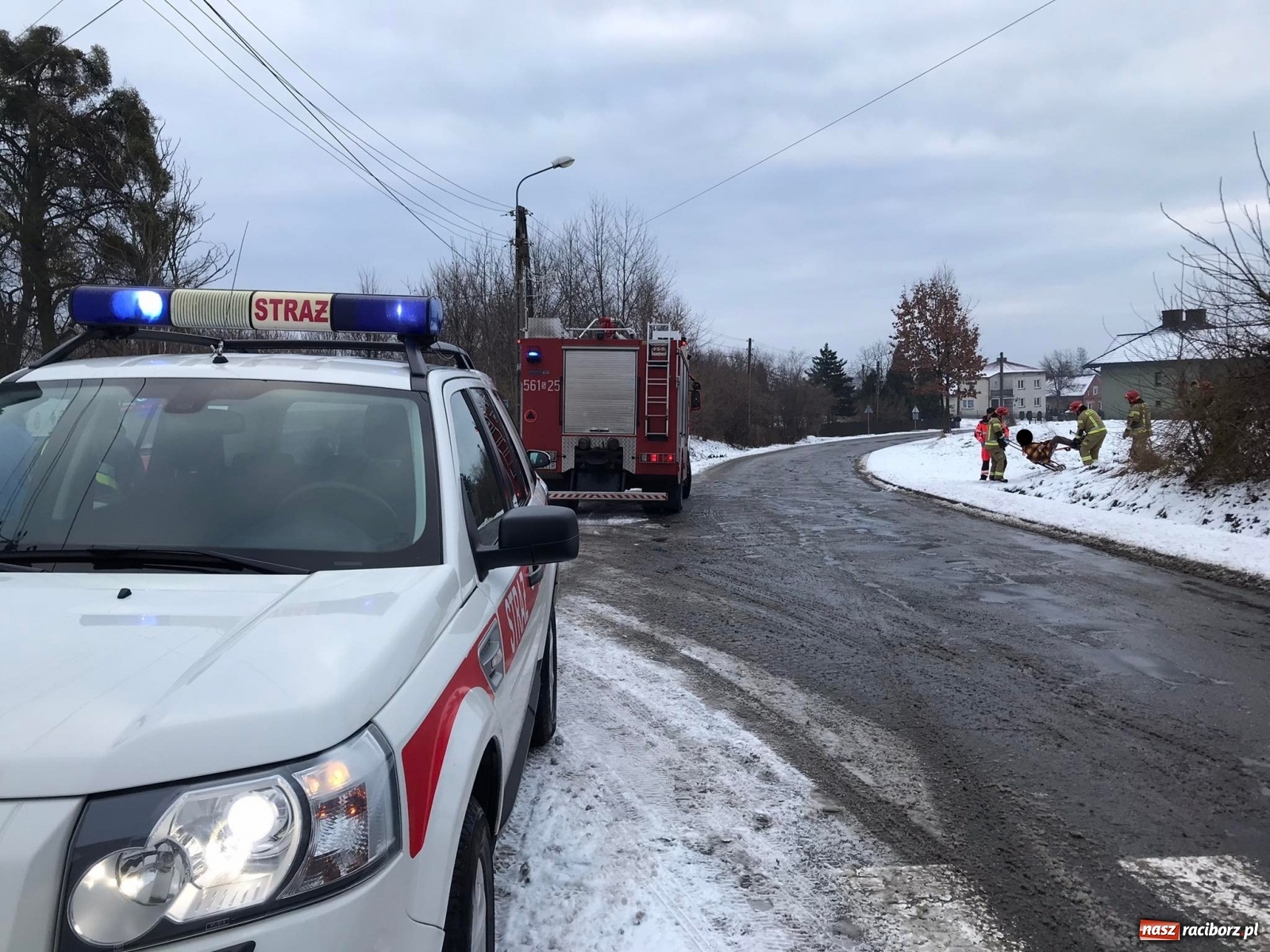 Zdjęcie w galerii na portalu naszraciborz.pl: Mężczyzna pod zawalonym stropem - strażacy ruszyli do akcji w Łańcach [FOTO] wiadomości z regionu
