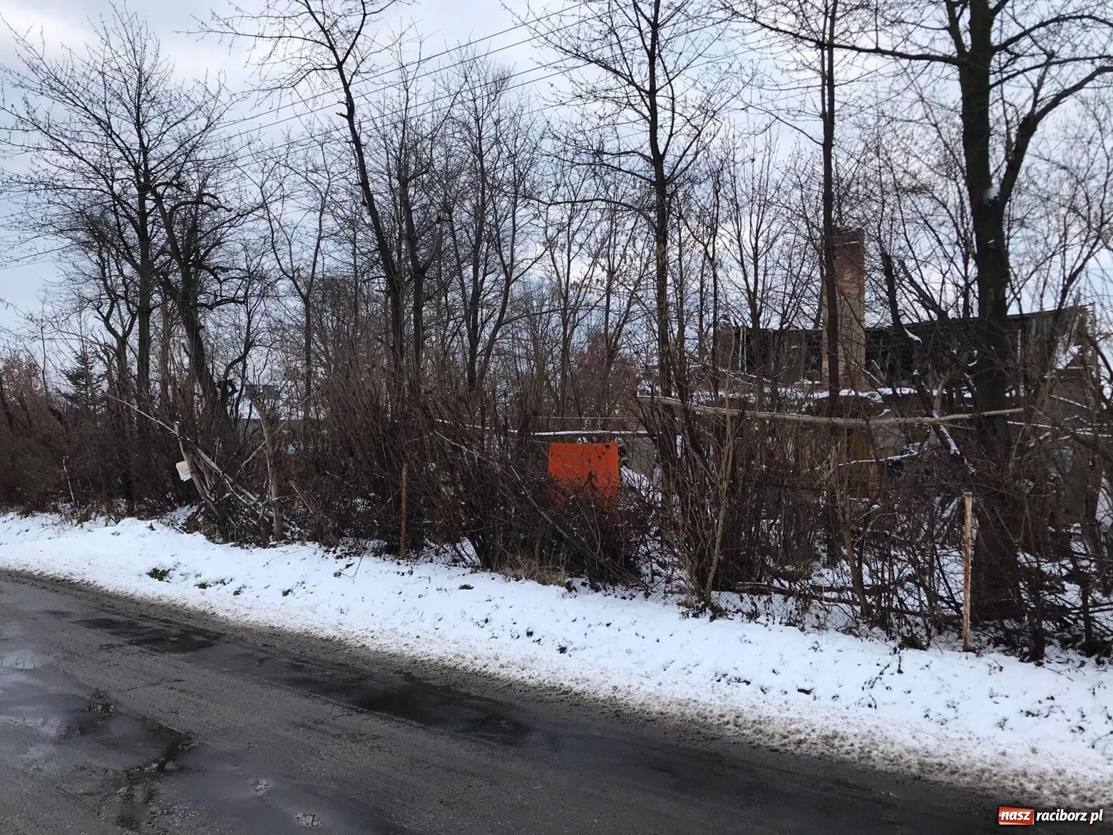 Zdjęcie w galerii na portalu naszraciborz.pl: Mężczyzna pod zawalonym stropem - strażacy ruszyli do akcji w Łańcach [FOTO] wiadomości z regionu