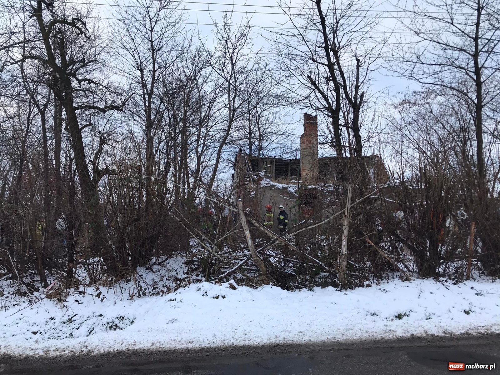 Zdjęcie w galerii na portalu naszraciborz.pl: Mężczyzna pod zawalonym stropem - strażacy ruszyli do akcji w Łańcach [FOTO] wiadomości z regionu