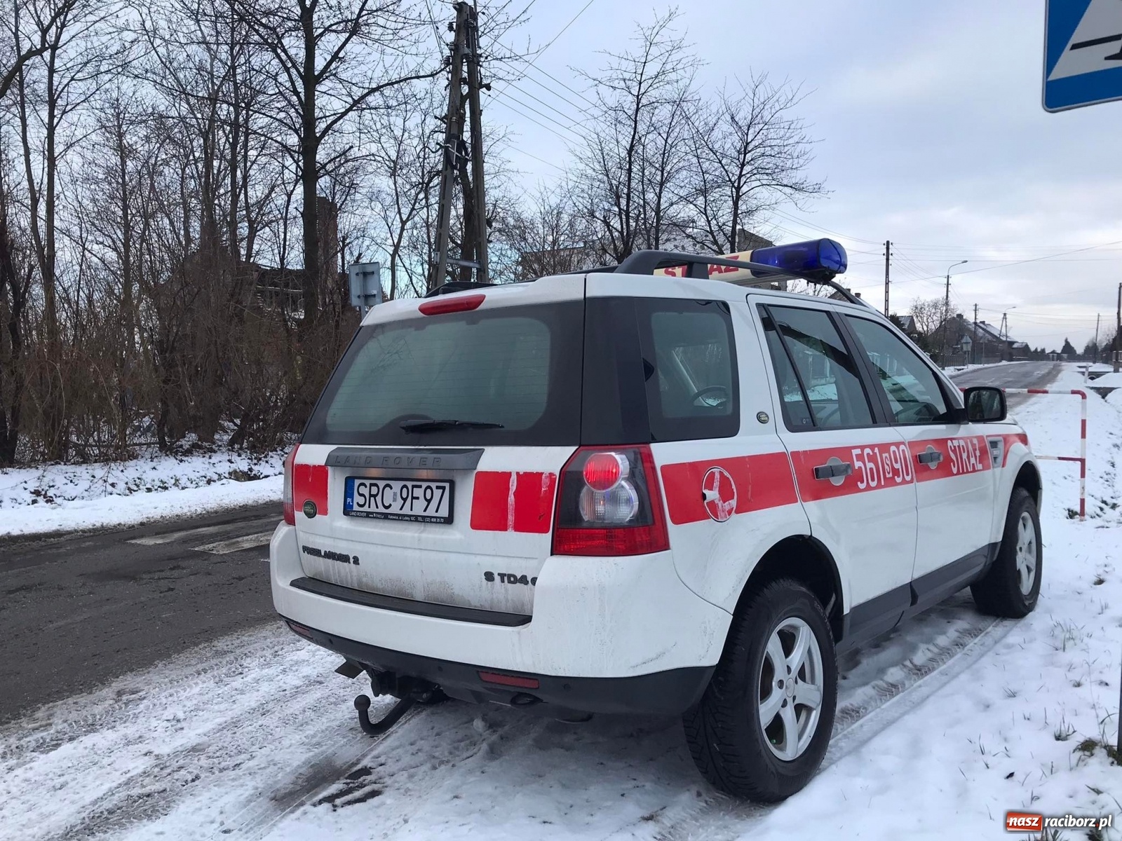 Zdjęcie w galerii na portalu naszraciborz.pl: Mężczyzna pod zawalonym stropem - strażacy ruszyli do akcji w Łańcach [FOTO] wiadomości z regionu