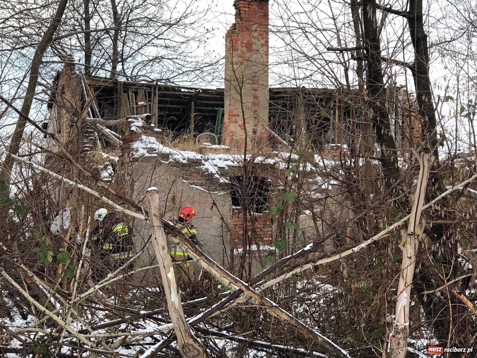 Zdjęcie w galerii na portalu naszraciborz.pl: Mężczyzna pod zawalonym stropem - strażacy ruszyli do akcji w Łańcach [FOTO] wiadomości z regionu