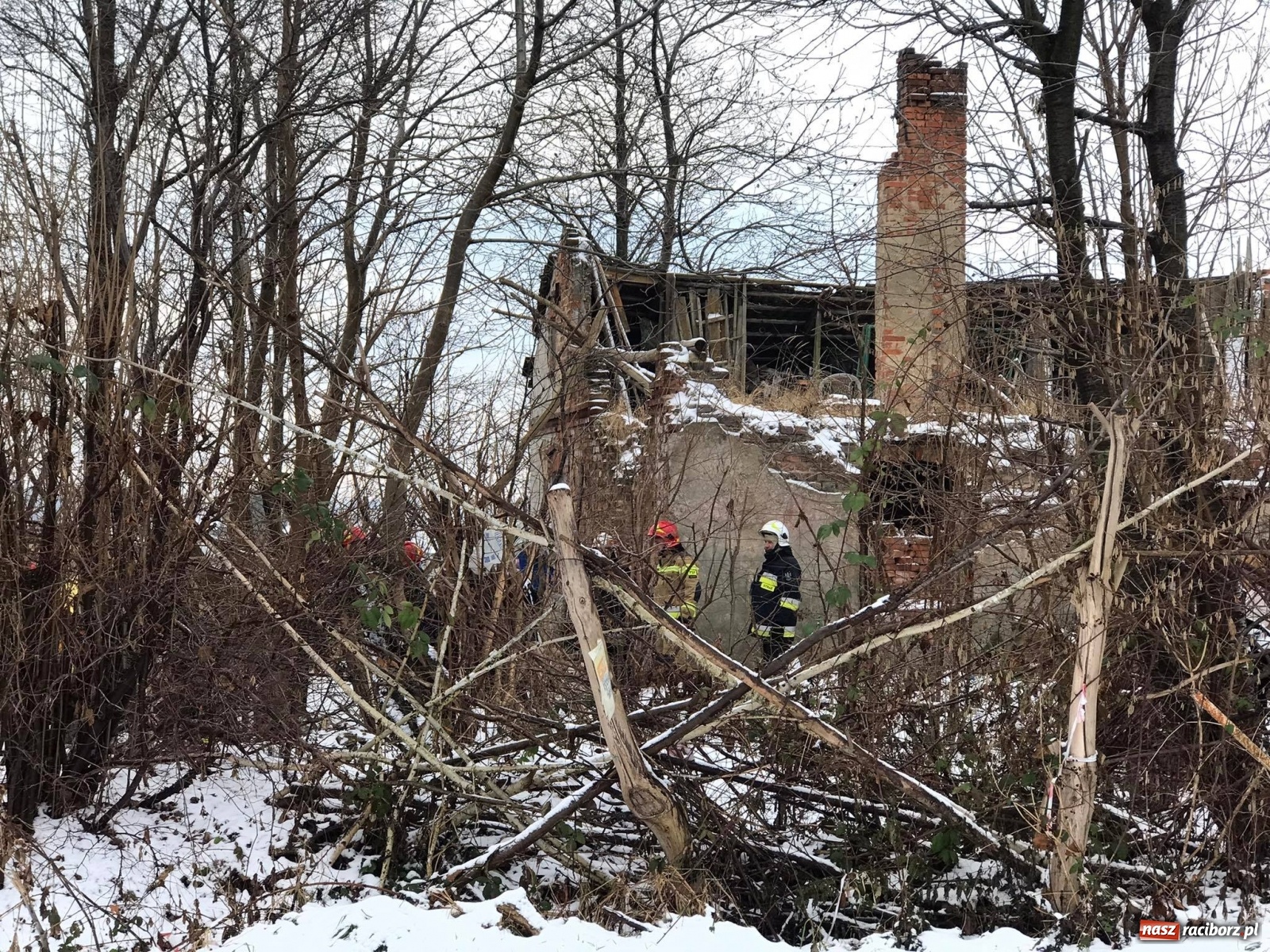 Zdjęcie w galerii na portalu naszraciborz.pl: Mężczyzna pod zawalonym stropem - strażacy ruszyli do akcji w Łańcach [FOTO] wiadomości z regionu
