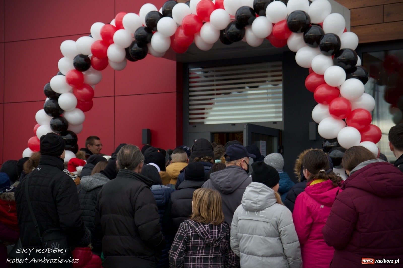 Zdjęcie w galerii na portalu naszraciborz.pl: Tłum na otwarciu KFC w Raciborzu [FOTO Z DRONA i WIDEO LIVE] wiadomości z regionu