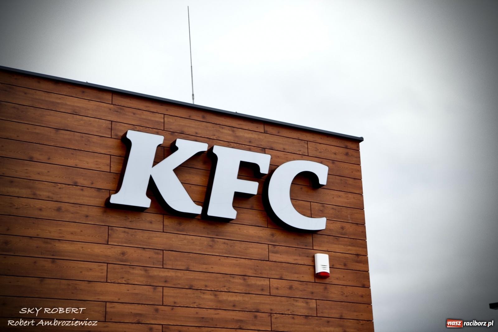 Zdjęcie w galerii na portalu naszraciborz.pl: Tłum na otwarciu KFC w Raciborzu [FOTO Z DRONA i WIDEO LIVE] wiadomości z regionu
