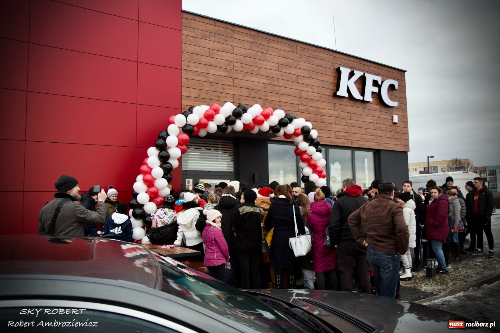 Zdjęcie w galerii na portalu naszraciborz.pl: Tłum na otwarciu KFC w Raciborzu [FOTO Z DRONA i WIDEO LIVE] wiadomości z regionu