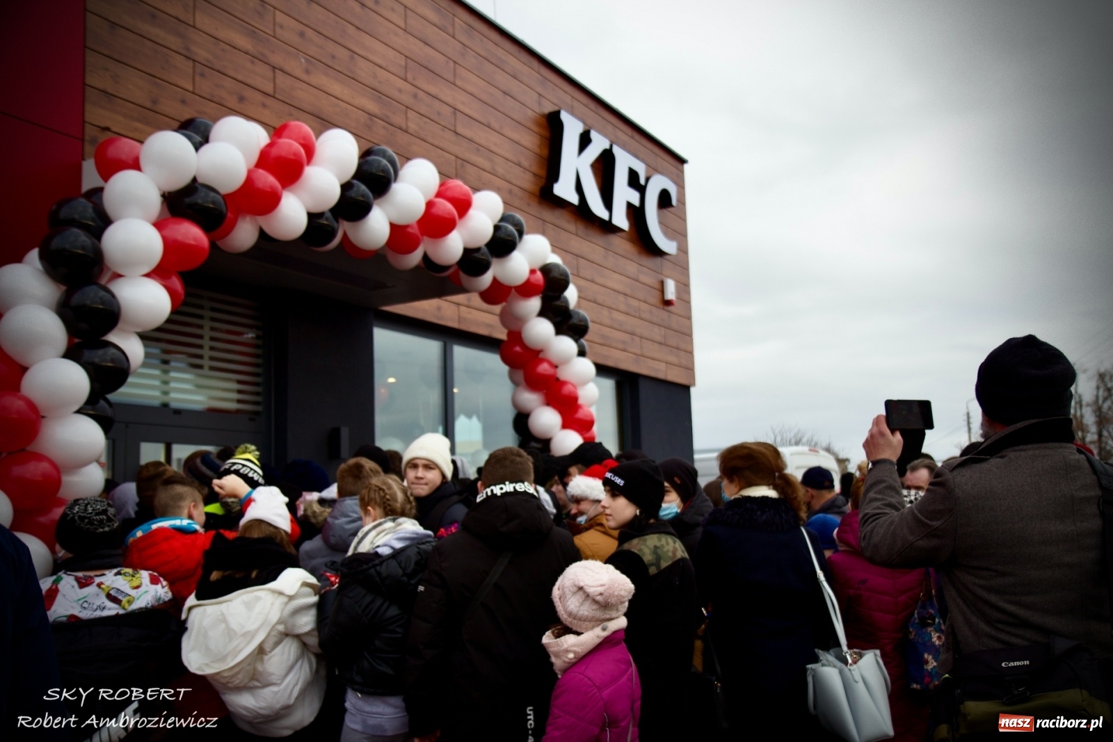Zdjęcie w galerii na portalu naszraciborz.pl: Tłum na otwarciu KFC w Raciborzu [FOTO Z DRONA i WIDEO LIVE] wiadomości z regionu