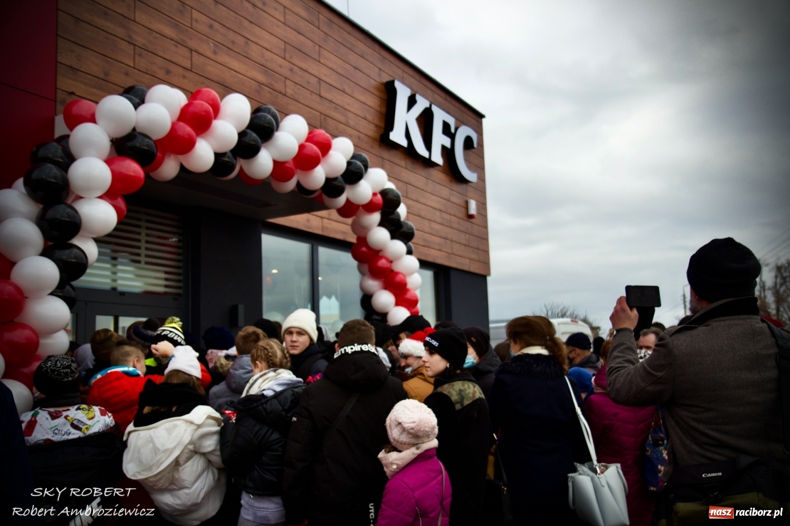 Zdjęcie w galerii na portalu naszraciborz.pl: Tłum na otwarciu KFC w Raciborzu [FOTO Z DRONA i WIDEO LIVE] wiadomości z regionu