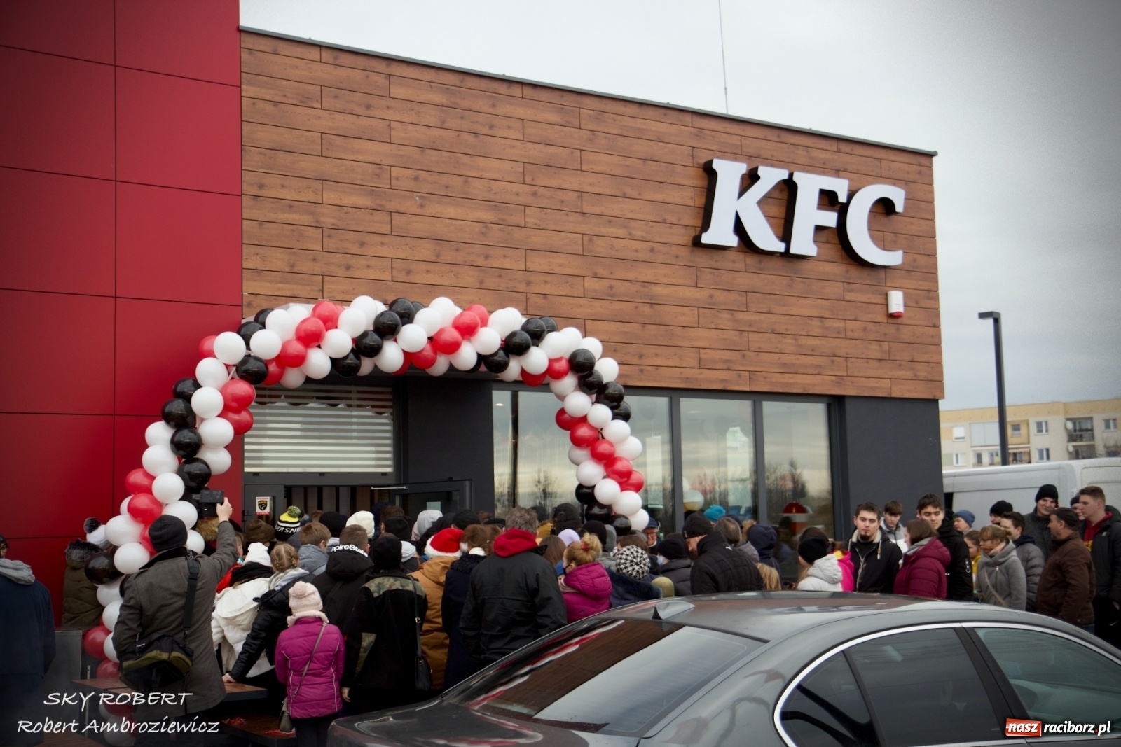 Zdjęcie w galerii na portalu naszraciborz.pl: Tłum na otwarciu KFC w Raciborzu [FOTO Z DRONA i WIDEO LIVE] wiadomości z regionu