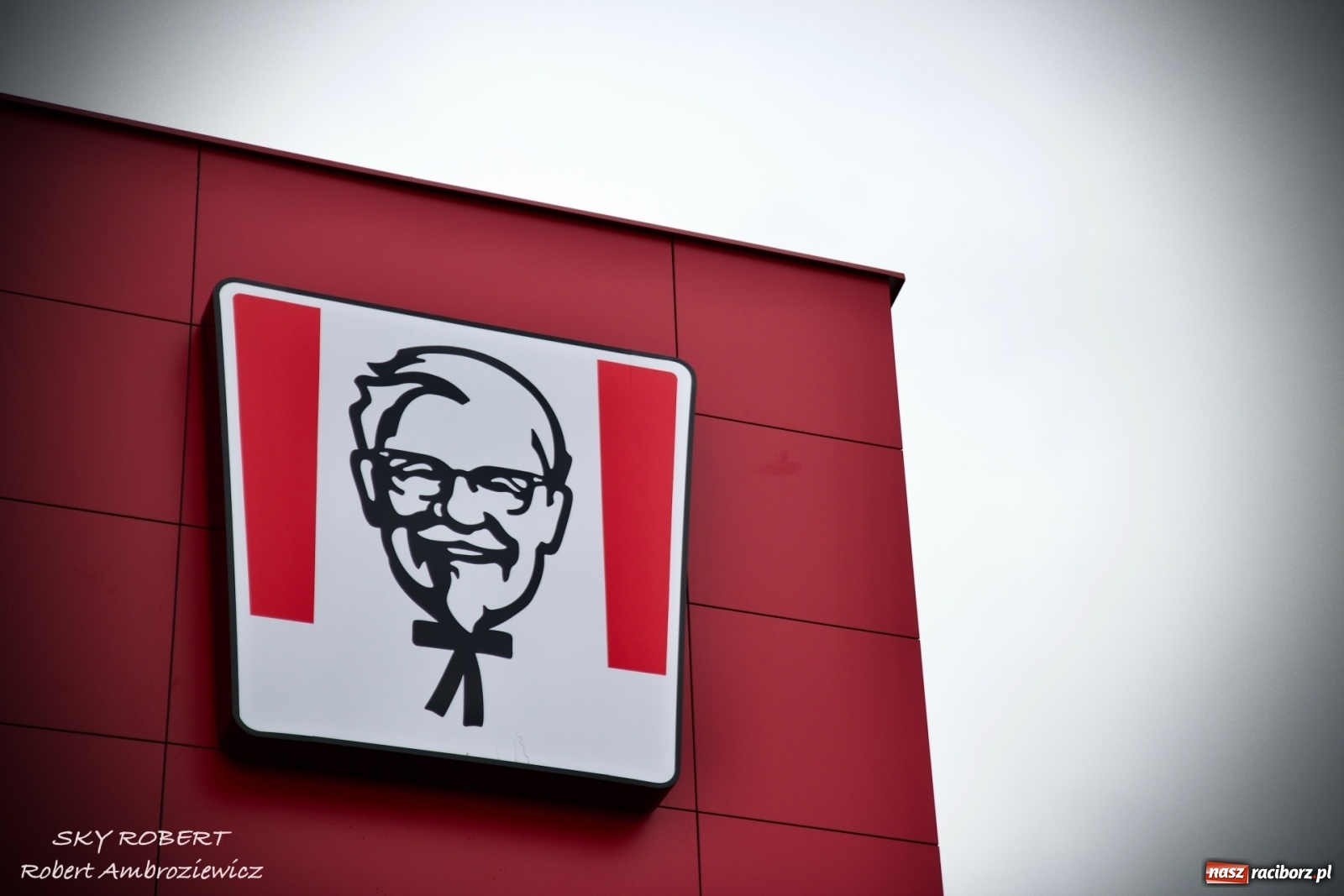 Zdjęcie w galerii na portalu naszraciborz.pl: Tłum na otwarciu KFC w Raciborzu [FOTO Z DRONA i WIDEO LIVE] wiadomości z regionu