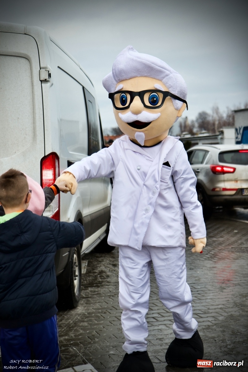 Zdjęcie w galerii na portalu naszraciborz.pl: Tłum na otwarciu KFC w Raciborzu [FOTO Z DRONA i WIDEO LIVE] wiadomości z regionu