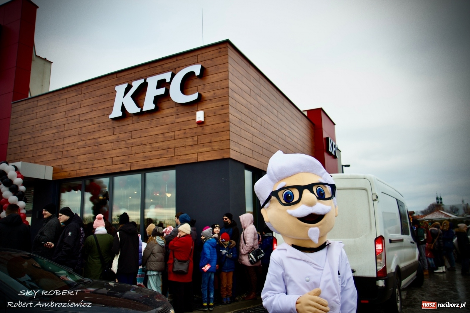 Zdjęcie w galerii na portalu naszraciborz.pl: Tłum na otwarciu KFC w Raciborzu [FOTO Z DRONA i WIDEO LIVE] wiadomości z regionu