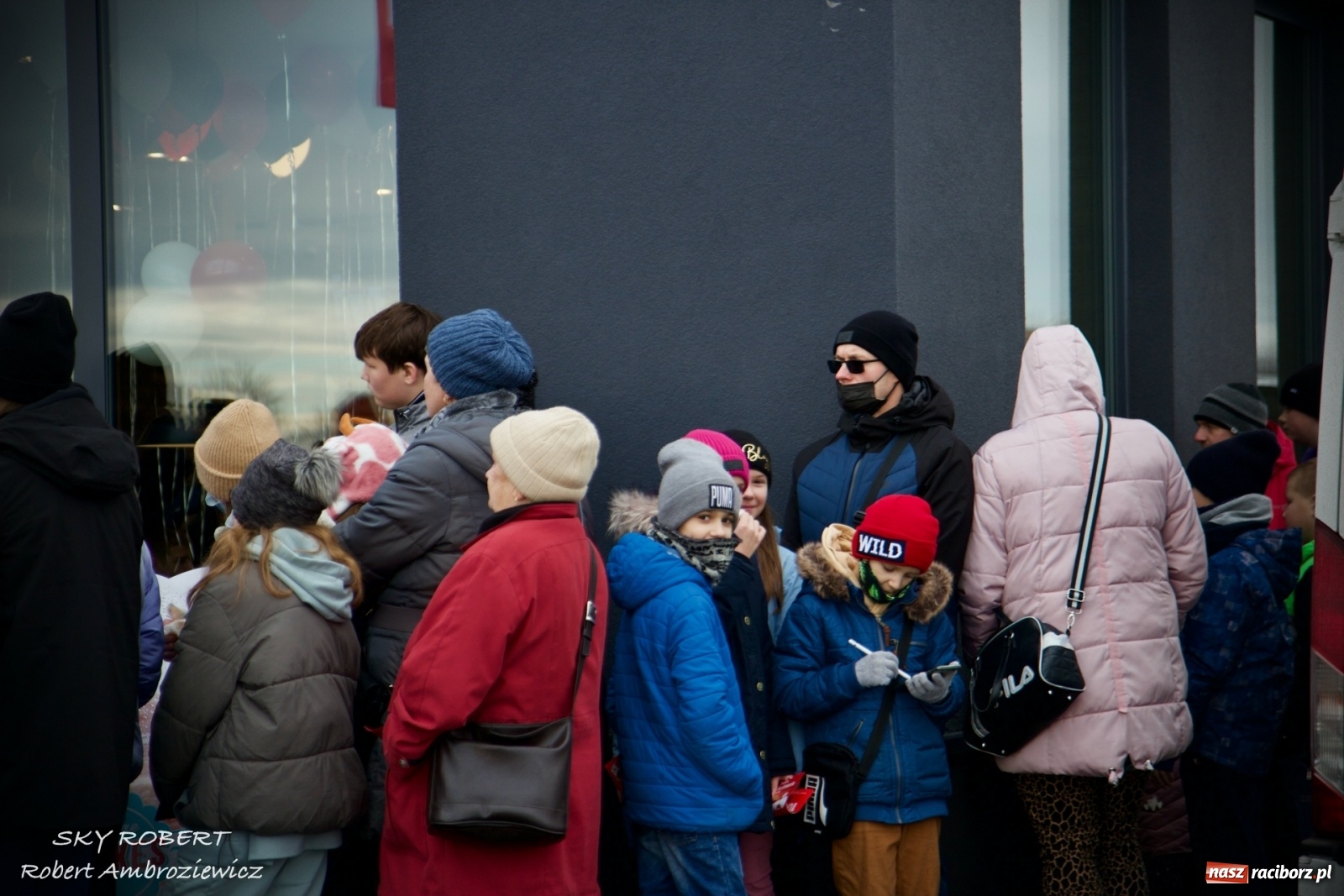 Zdjęcie w galerii na portalu naszraciborz.pl: Tłum na otwarciu KFC w Raciborzu [FOTO Z DRONA i WIDEO LIVE] wiadomości z regionu