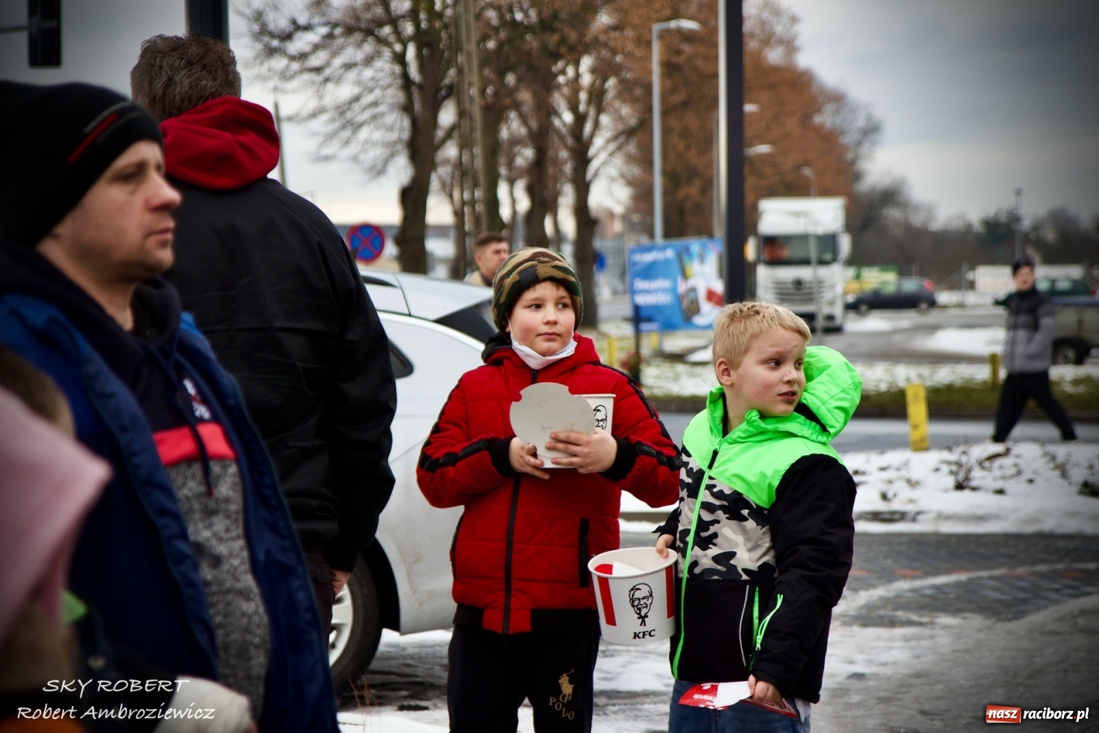 Zdjęcie w galerii na portalu naszraciborz.pl: Tłum na otwarciu KFC w Raciborzu [FOTO Z DRONA i WIDEO LIVE] wiadomości z regionu