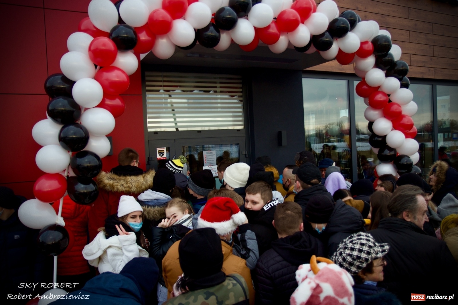 Zdjęcie w galerii na portalu naszraciborz.pl: Tłum na otwarciu KFC w Raciborzu [FOTO Z DRONA i WIDEO LIVE] wiadomości z regionu