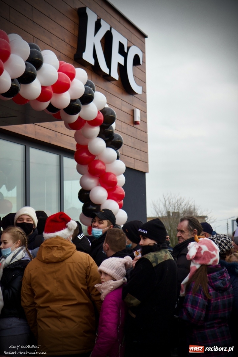 Zdjęcie w galerii na portalu naszraciborz.pl: Tłum na otwarciu KFC w Raciborzu [FOTO Z DRONA i WIDEO LIVE] wiadomości z regionu