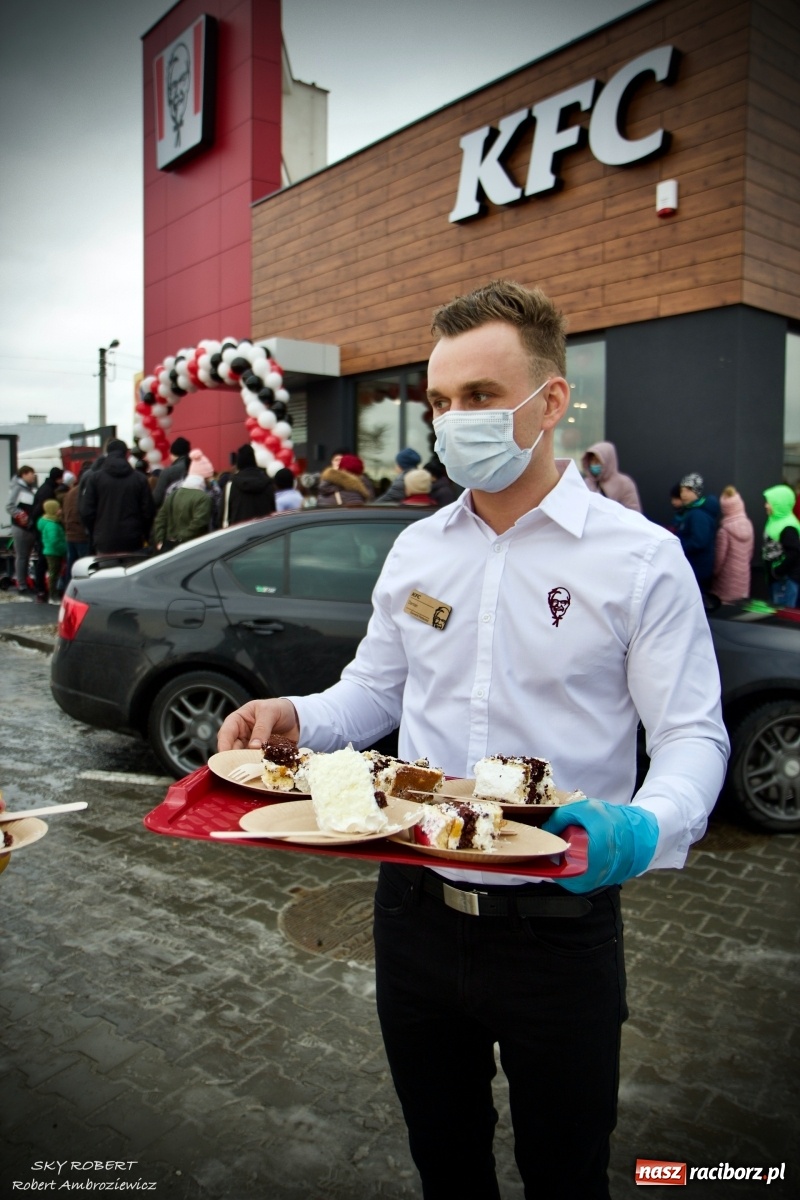 Zdjęcie w galerii na portalu naszraciborz.pl: Tłum na otwarciu KFC w Raciborzu [FOTO Z DRONA i WIDEO LIVE] wiadomości z regionu