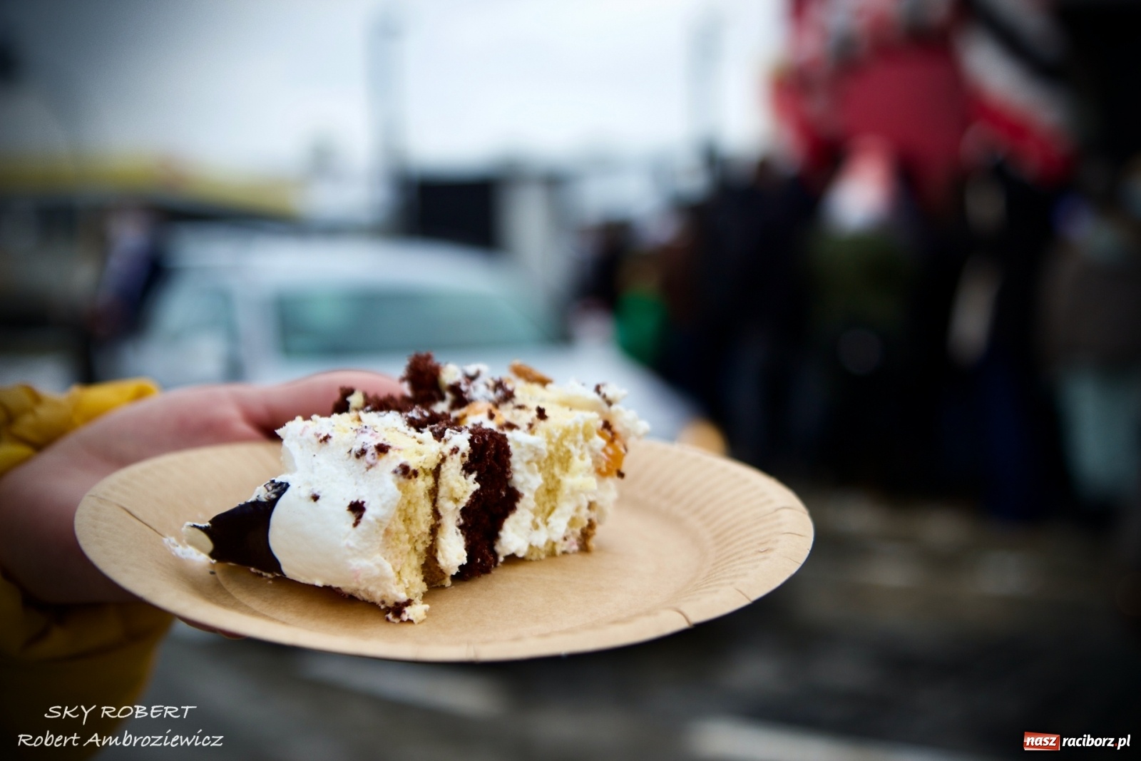 Zdjęcie w galerii na portalu naszraciborz.pl: Tłum na otwarciu KFC w Raciborzu [FOTO Z DRONA i WIDEO LIVE] wiadomości z regionu