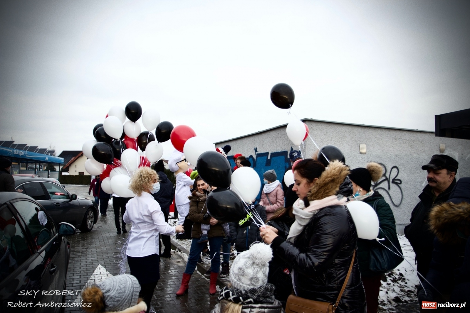 Zdjęcie w galerii na portalu naszraciborz.pl: Tłum na otwarciu KFC w Raciborzu [FOTO Z DRONA i WIDEO LIVE] wiadomości z regionu