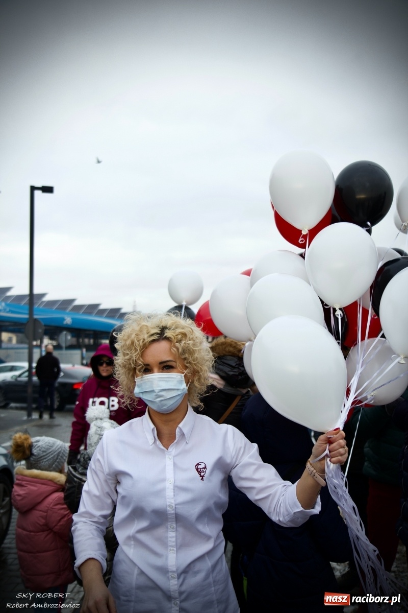 Zdjęcie w galerii na portalu naszraciborz.pl: Tłum na otwarciu KFC w Raciborzu [FOTO Z DRONA i WIDEO LIVE] wiadomości z regionu