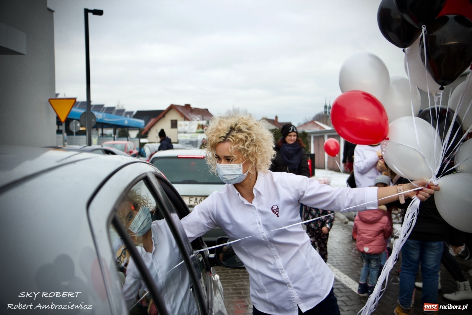 Zdjęcie w galerii na portalu naszraciborz.pl: Tłum na otwarciu KFC w Raciborzu [FOTO Z DRONA i WIDEO LIVE] wiadomości z regionu