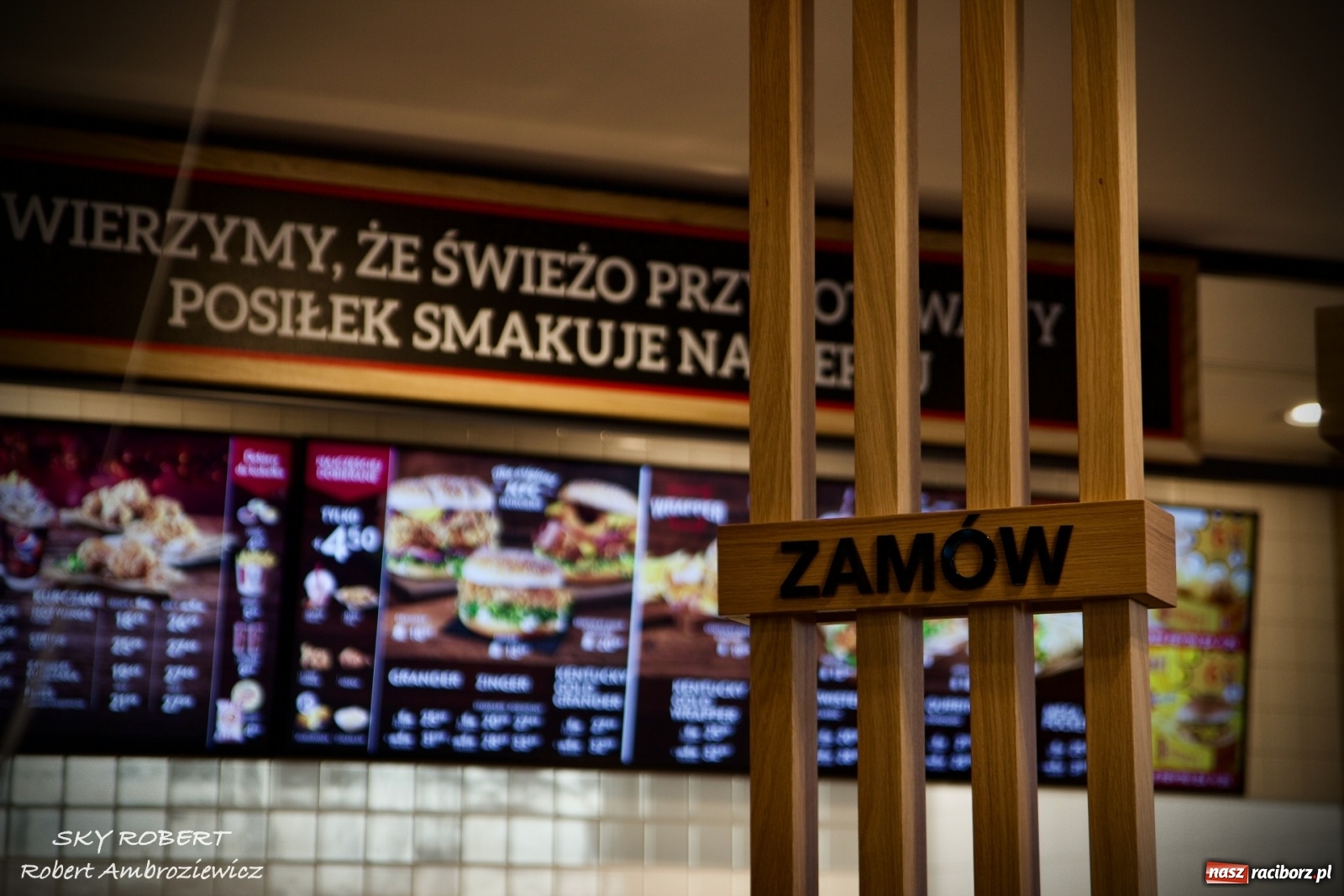 Zdjęcie w galerii na portalu naszraciborz.pl: Tłum na otwarciu KFC w Raciborzu [FOTO Z DRONA i WIDEO LIVE] wiadomości z regionu