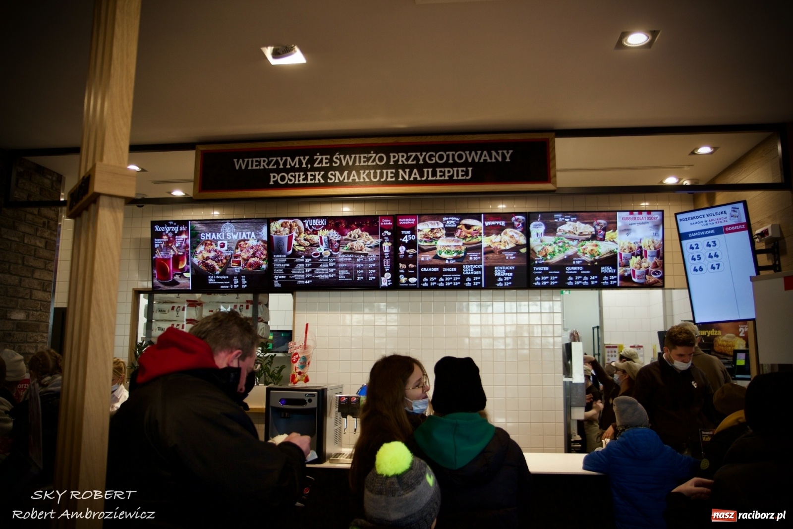 Zdjęcie w galerii na portalu naszraciborz.pl: Tłum na otwarciu KFC w Raciborzu [FOTO Z DRONA i WIDEO LIVE] wiadomości z regionu