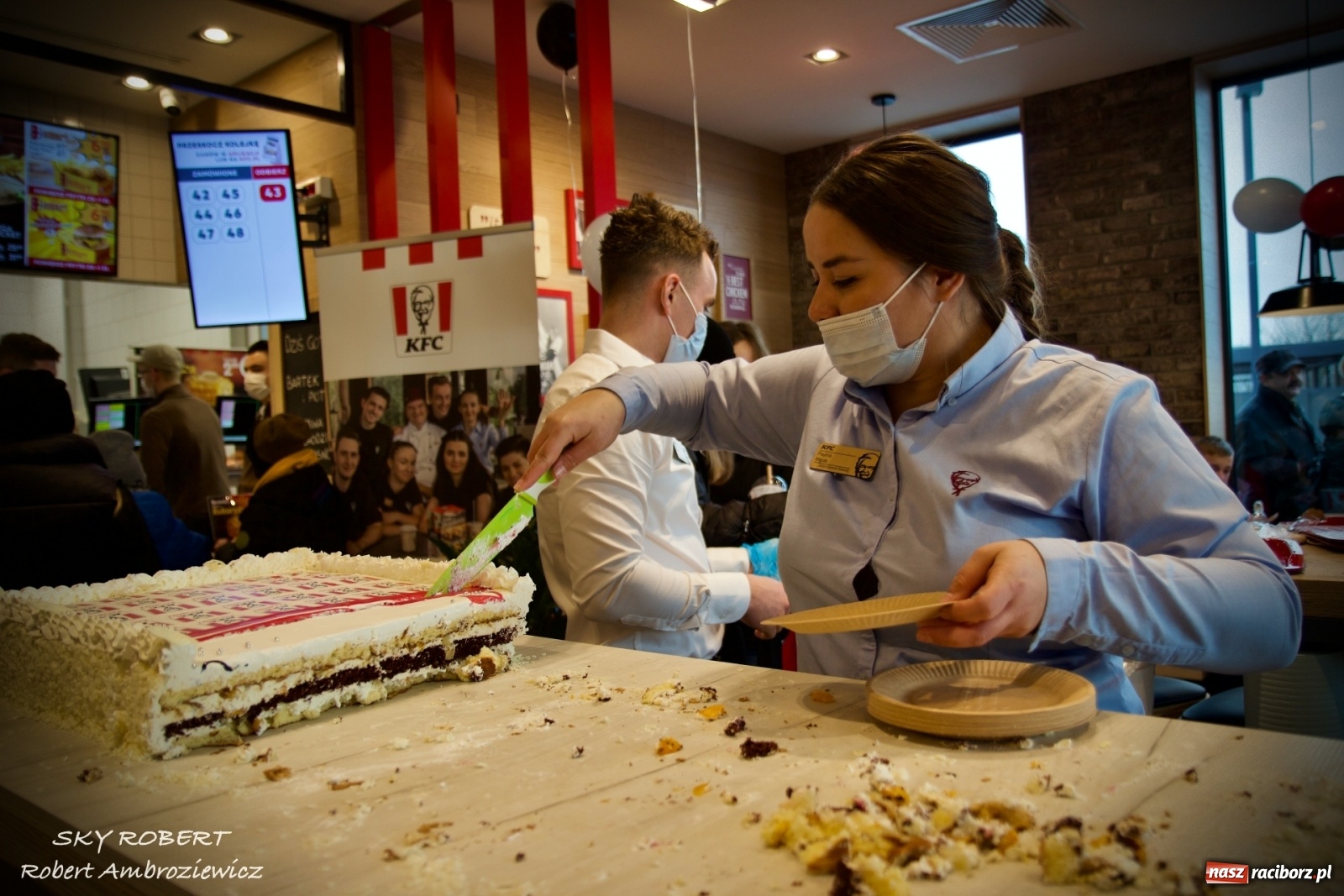 Zdjęcie w galerii na portalu naszraciborz.pl: Tłum na otwarciu KFC w Raciborzu [FOTO Z DRONA i WIDEO LIVE] wiadomości z regionu