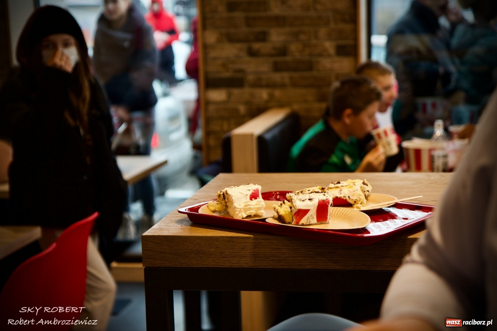 Zdjęcie w galerii na portalu naszraciborz.pl: Tłum na otwarciu KFC w Raciborzu [FOTO Z DRONA i WIDEO LIVE] wiadomości z regionu