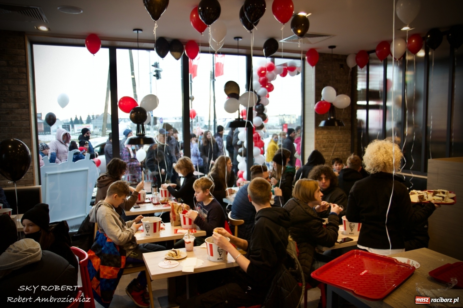 Zdjęcie w galerii na portalu naszraciborz.pl: Tłum na otwarciu KFC w Raciborzu [FOTO Z DRONA i WIDEO LIVE] wiadomości z regionu