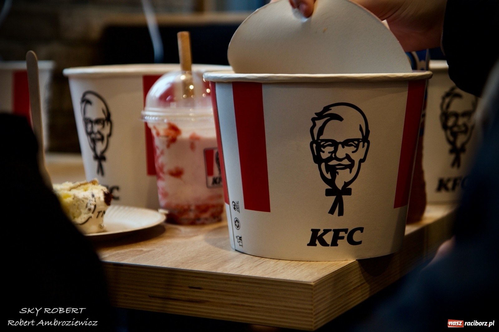 Zdjęcie w galerii na portalu naszraciborz.pl: Tłum na otwarciu KFC w Raciborzu [FOTO Z DRONA i WIDEO LIVE] wiadomości z regionu