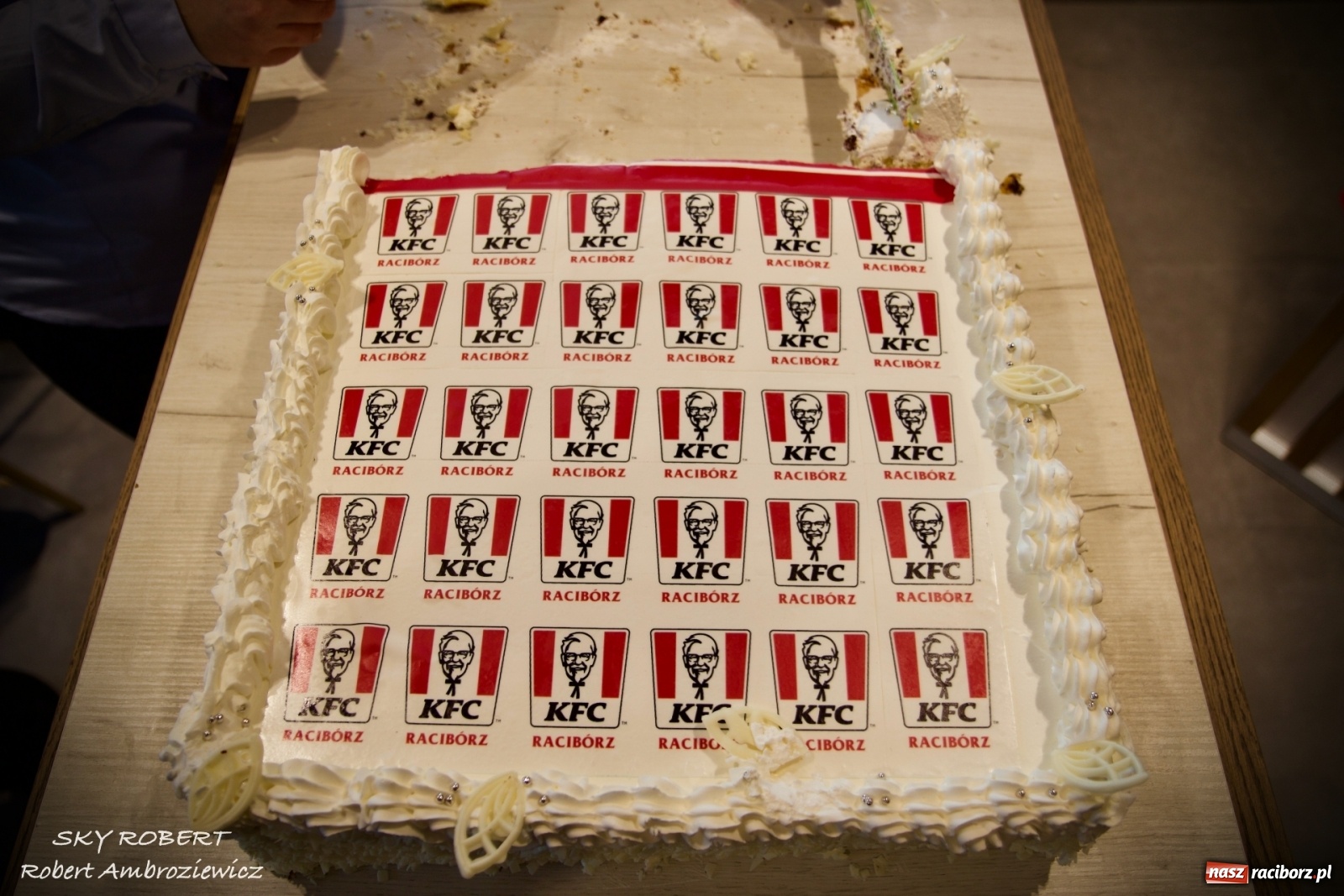 Zdjęcie w galerii na portalu naszraciborz.pl: Tłum na otwarciu KFC w Raciborzu [FOTO Z DRONA i WIDEO LIVE] wiadomości z regionu