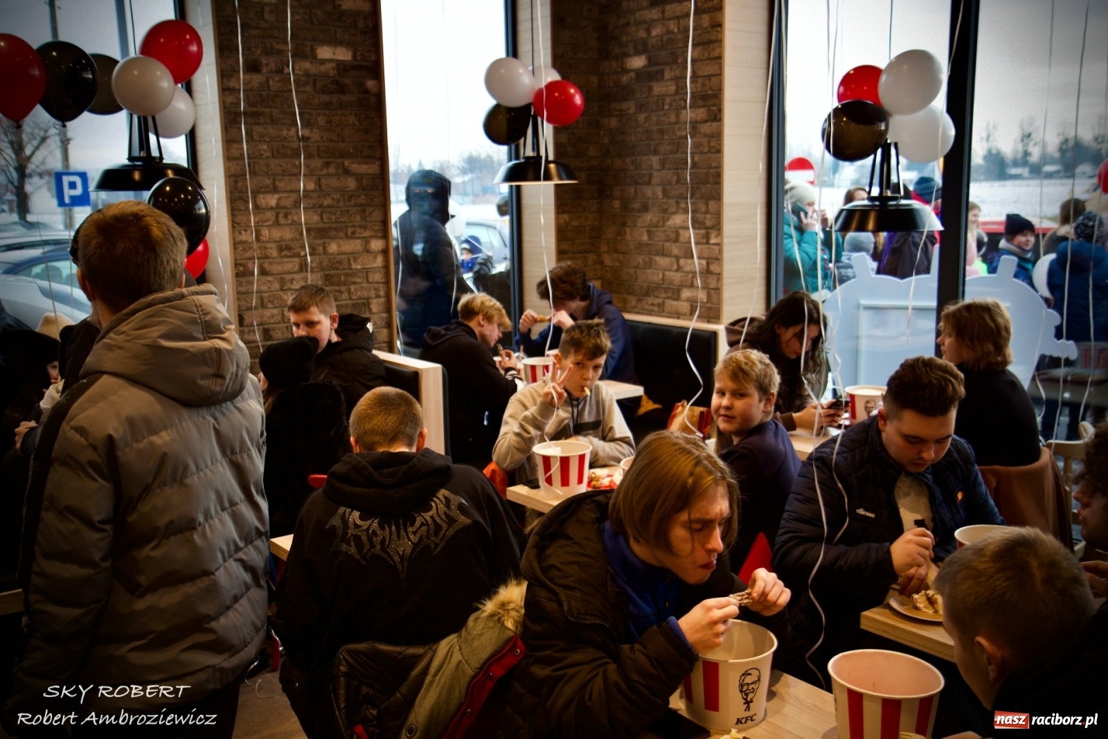 Zdjęcie w galerii na portalu naszraciborz.pl: Tłum na otwarciu KFC w Raciborzu [FOTO Z DRONA i WIDEO LIVE] wiadomości z regionu