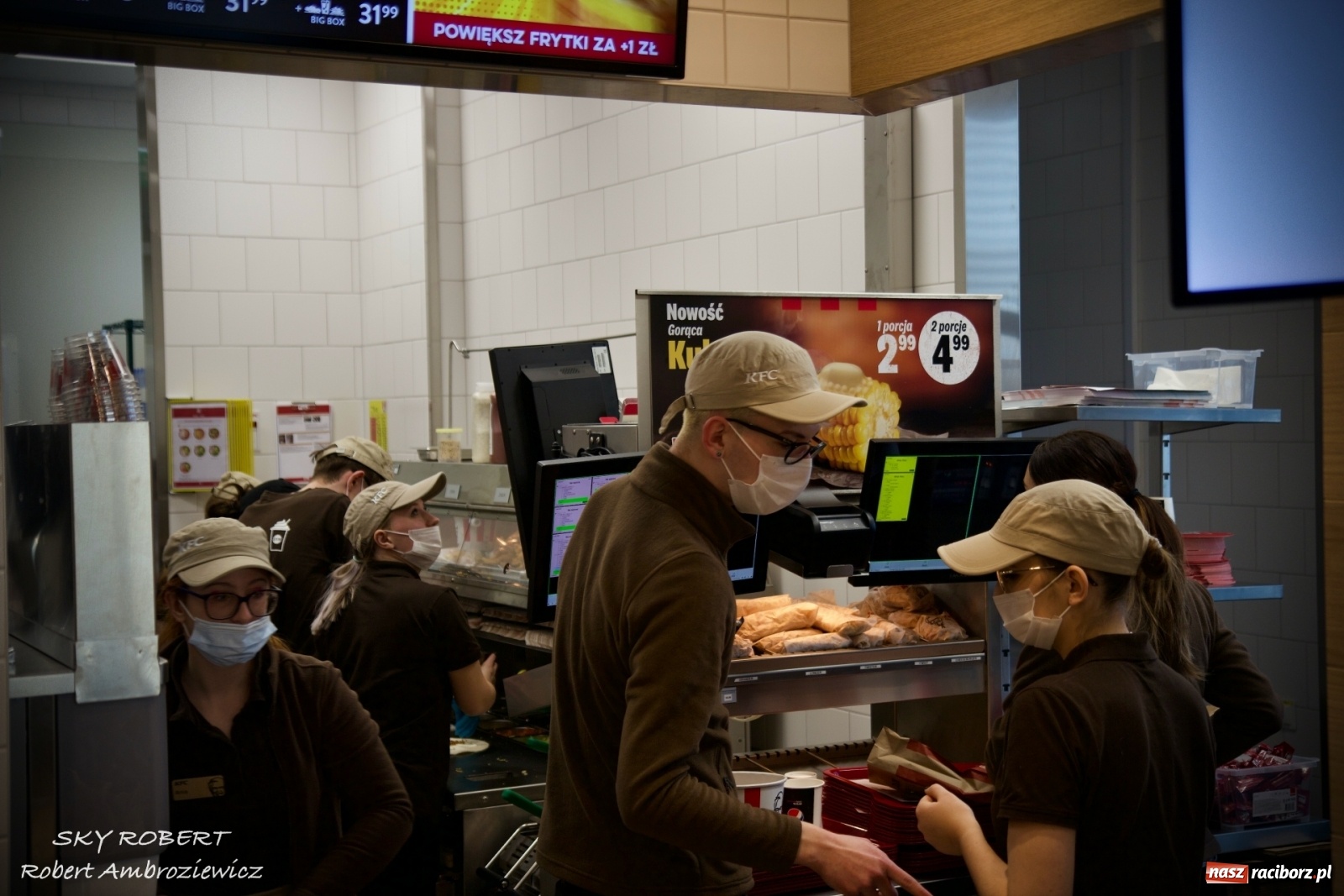 Zdjęcie w galerii na portalu naszraciborz.pl: Tłum na otwarciu KFC w Raciborzu [FOTO Z DRONA i WIDEO LIVE] wiadomości z regionu