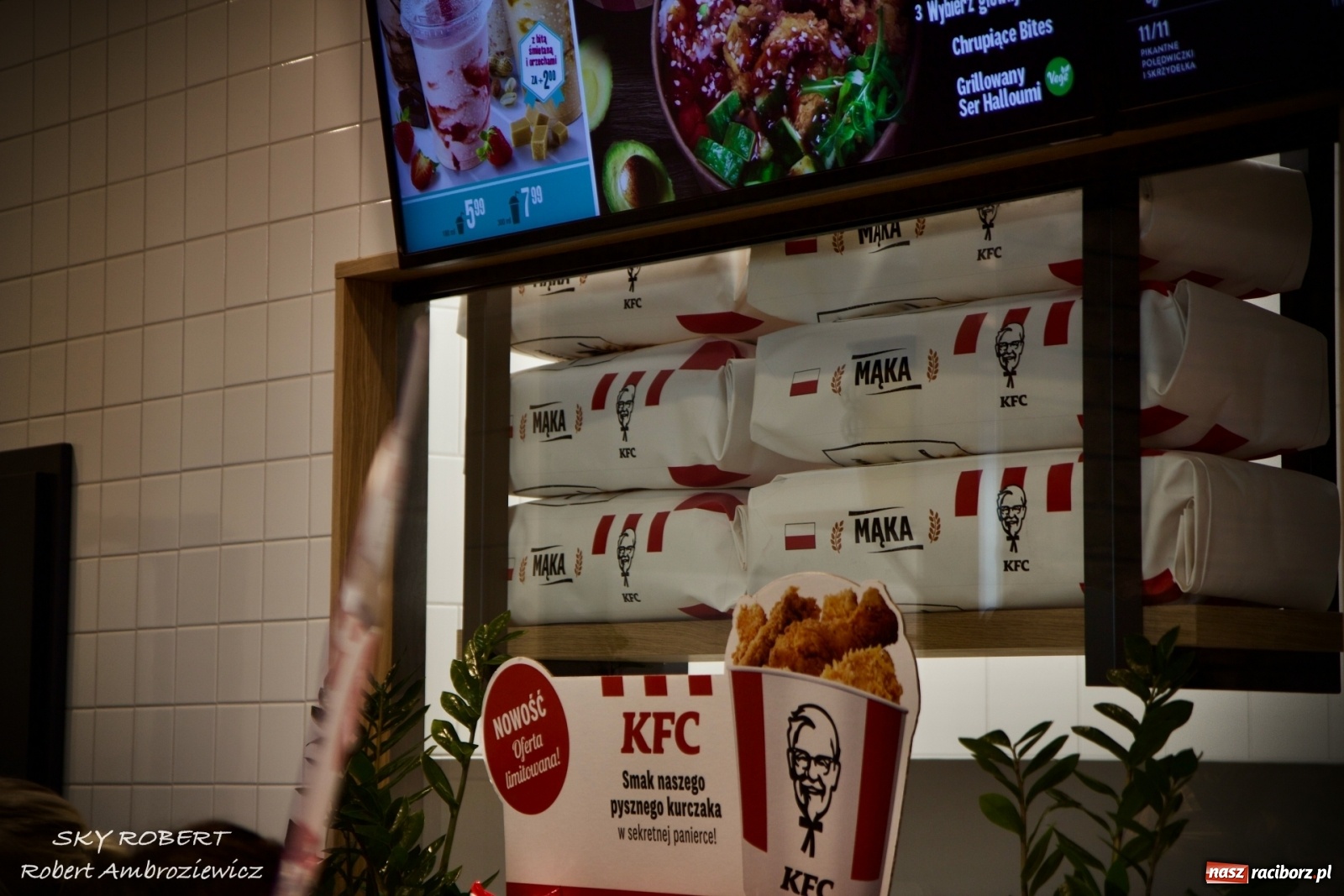 Zdjęcie w galerii na portalu naszraciborz.pl: Tłum na otwarciu KFC w Raciborzu [FOTO Z DRONA i WIDEO LIVE] wiadomości z regionu