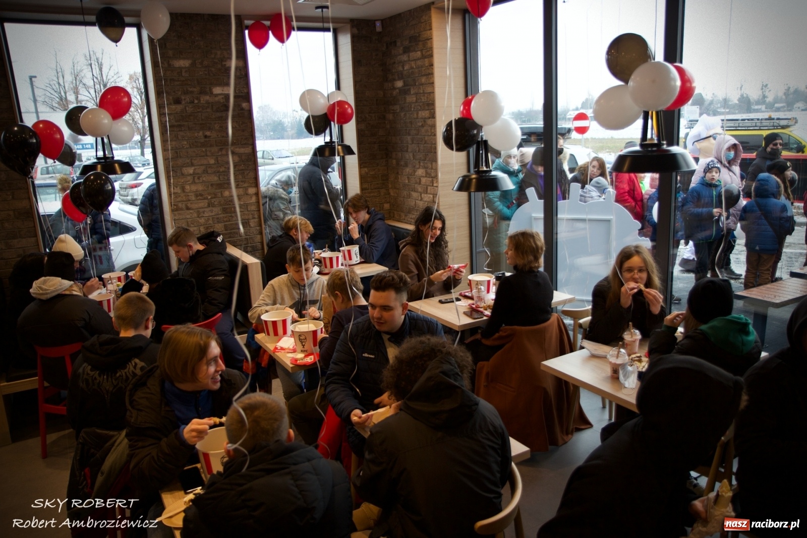 Zdjęcie w galerii na portalu naszraciborz.pl: Tłum na otwarciu KFC w Raciborzu [FOTO Z DRONA i WIDEO LIVE] wiadomości z regionu