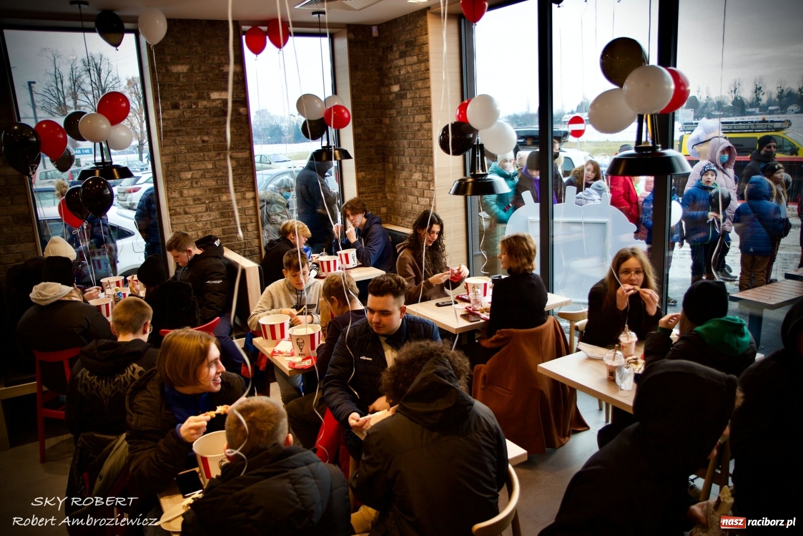 Zdjęcie w galerii na portalu naszraciborz.pl: Tłum na otwarciu KFC w Raciborzu [FOTO Z DRONA i WIDEO LIVE] wiadomości z regionu